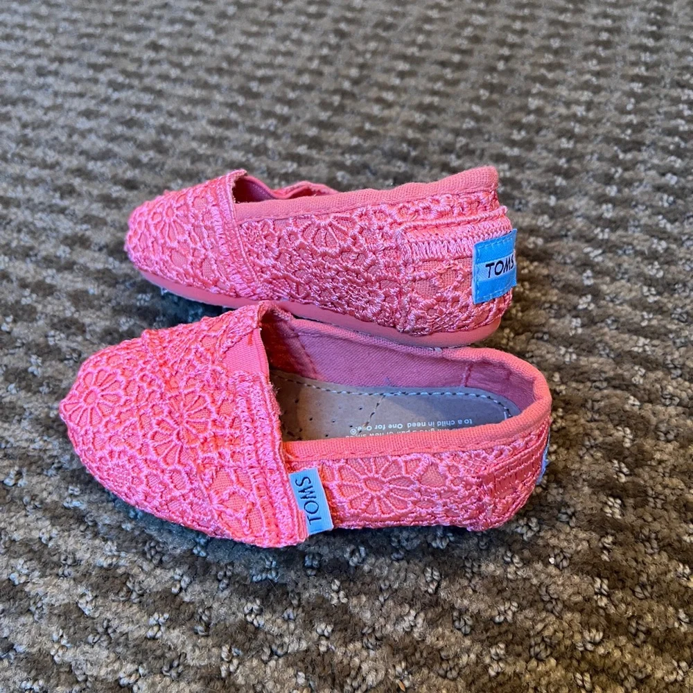 🧡TOMS Alpargata Crochet Floral Print Slip on shoes Size T5 EUC!🧡